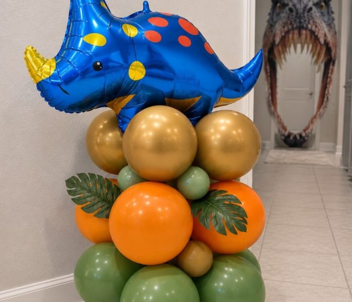 dino-triceratops Dinosaur triceratops balloon stack by Pop The Room Balloon Decor